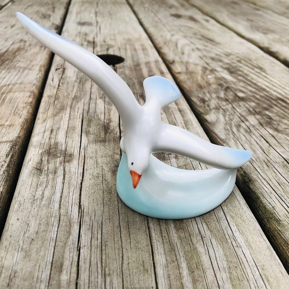 Hollohaza Seagull in Flight / Porcelain / Hungary #1831 / Figurine Bird Soaring - Picture 1 of 6